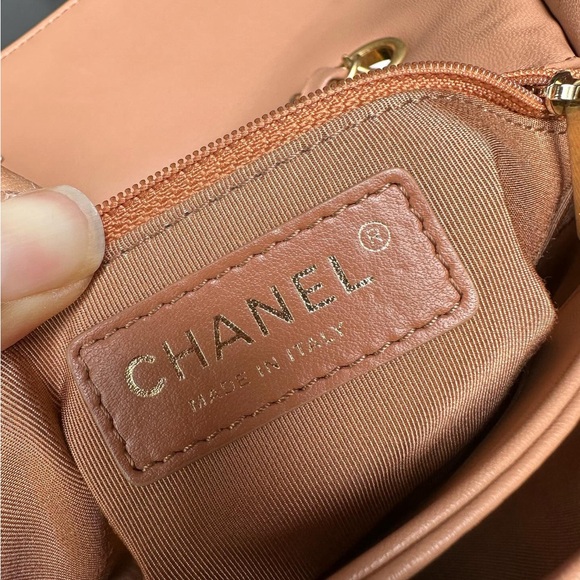 Chanel lambskin crossbody - Picture 4 of 16
